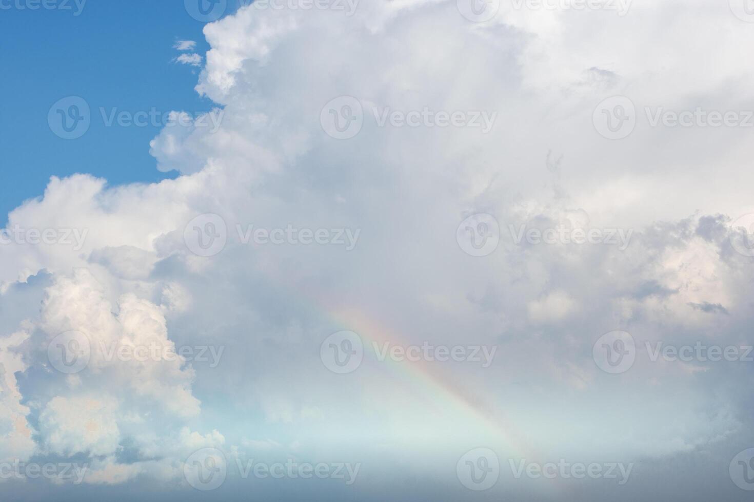 nuages dans le ciel avec arc en ciel photo