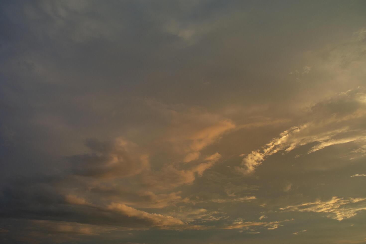 nuages dans le ciel au coucher du soleil photo