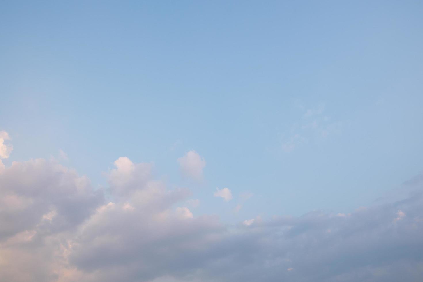 nuages dans le ciel au coucher du soleil photo