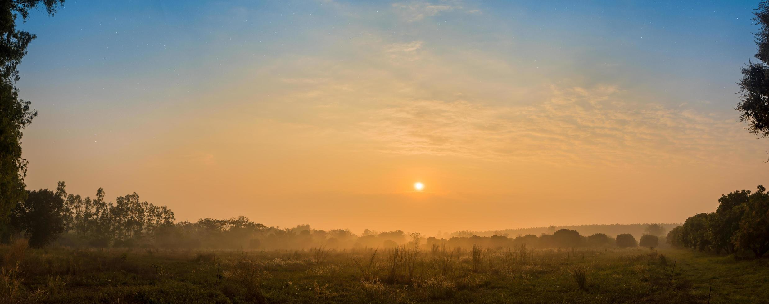 paysage en thaïlande au lever du soleil photo