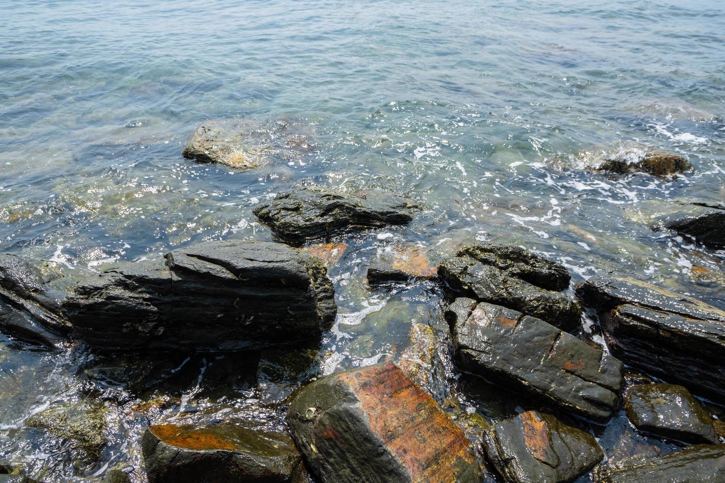 rochers dans la mer photo