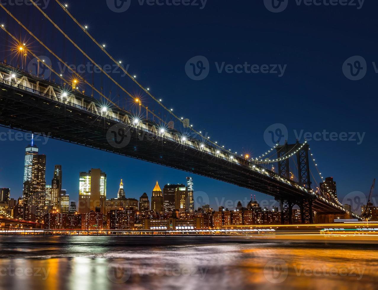 Pont de Manhattan dans la nuit photo