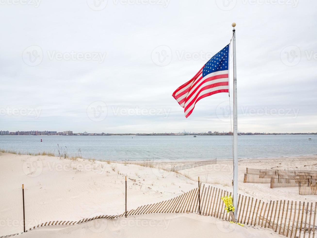 drapeau américain sur le point venteux photo