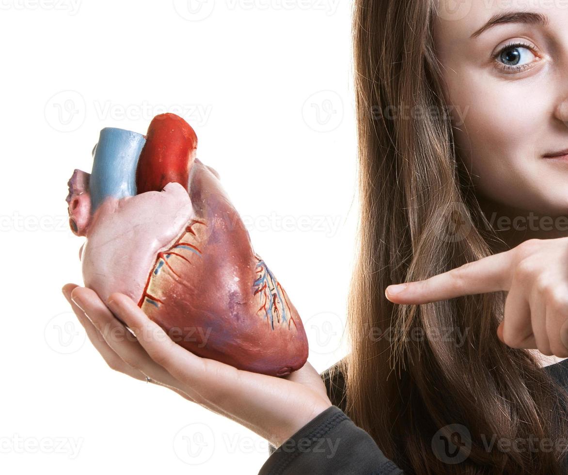 jeune femme avec le coeur à la main photo