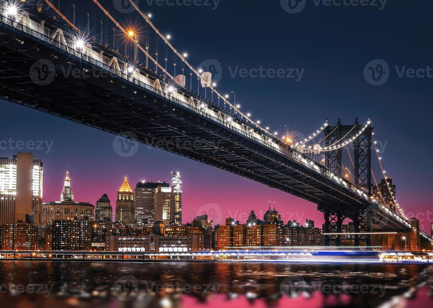 horizon de manhattan et pont de manhattan la nuit photo