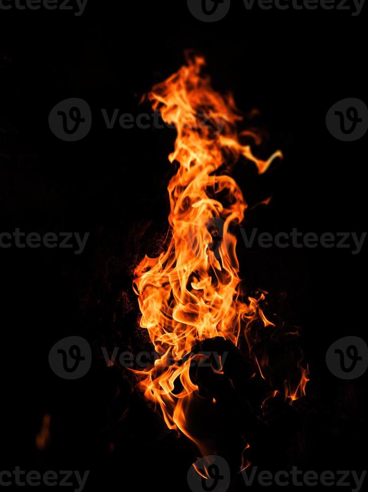 flammes de feu sur fond noir photo