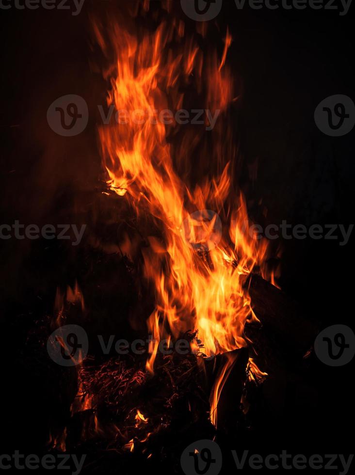 flammes de feu de joie la nuit photo