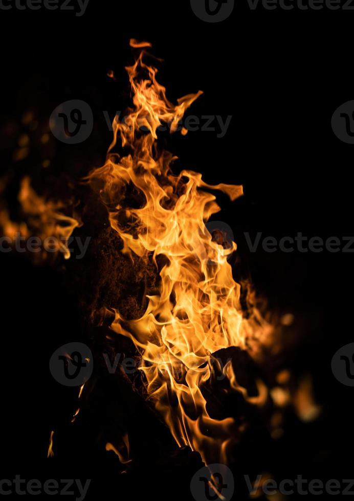 flammes de feu sur fond noir photo