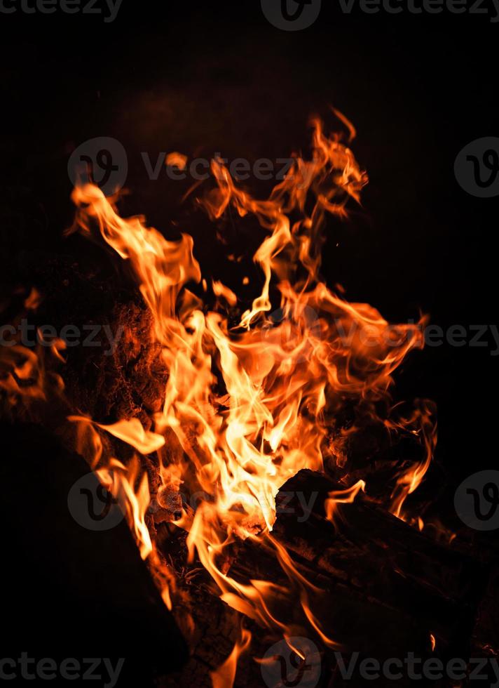 flammes de feu de joie la nuit photo