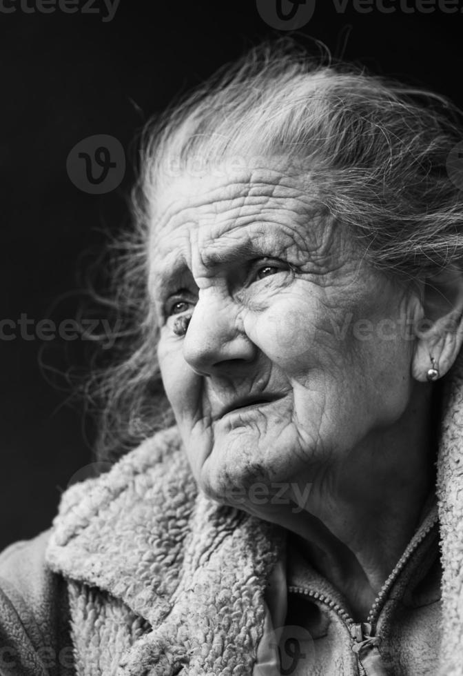 femme ridée très vieille et fatiguée à l'extérieur photo