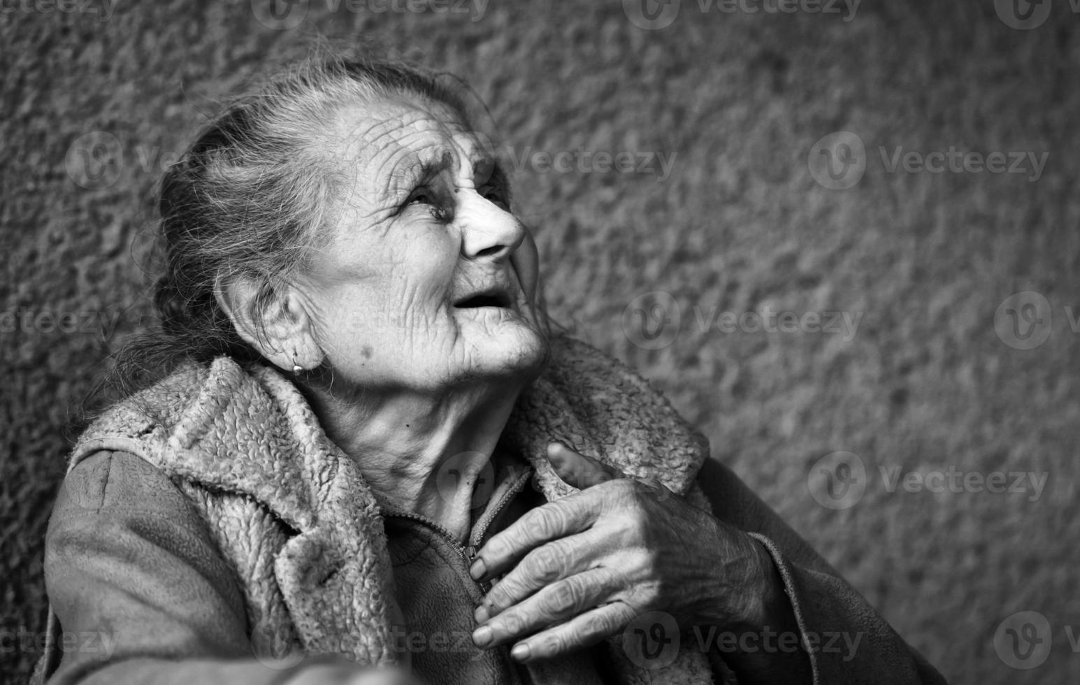 femme ridée très vieille et fatiguée à l'extérieur photo