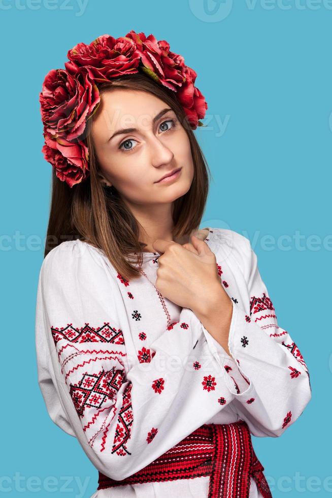 jeune fille dans le costume national ukrainien photo