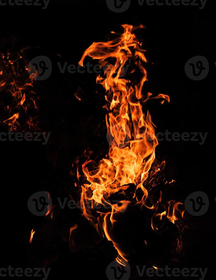 flammes de feu sur fond noir photo