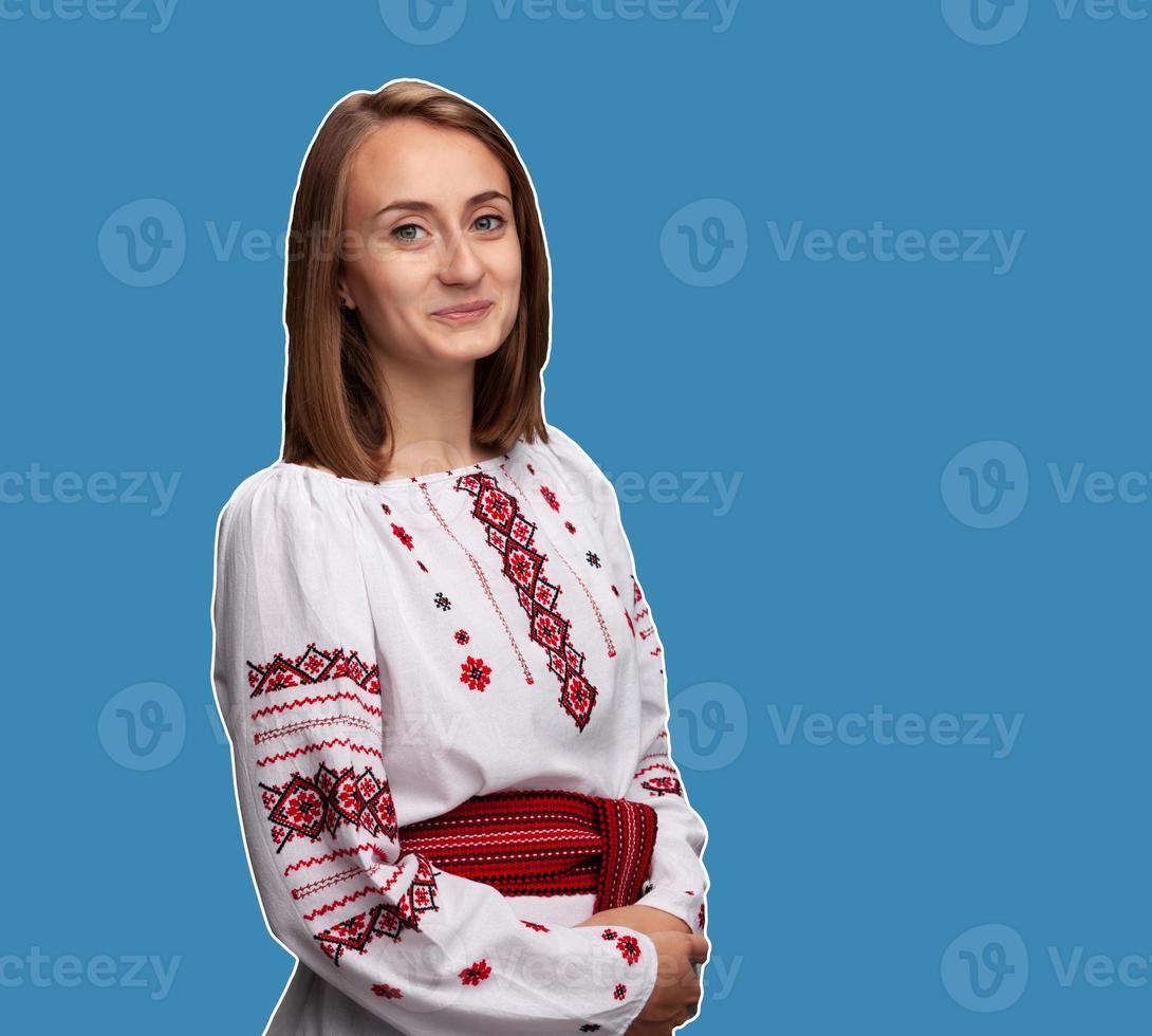 jeune fille dans le costume national ukrainien photo