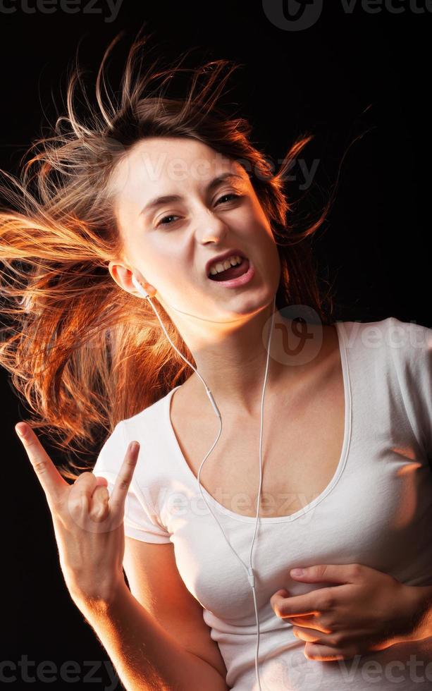 belle femme écoutant de la musique photo