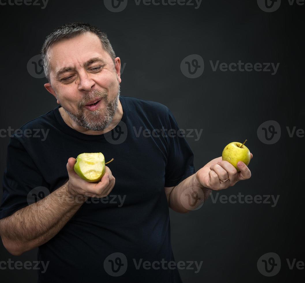 homme d'âge moyen avec des pommes vertes photo