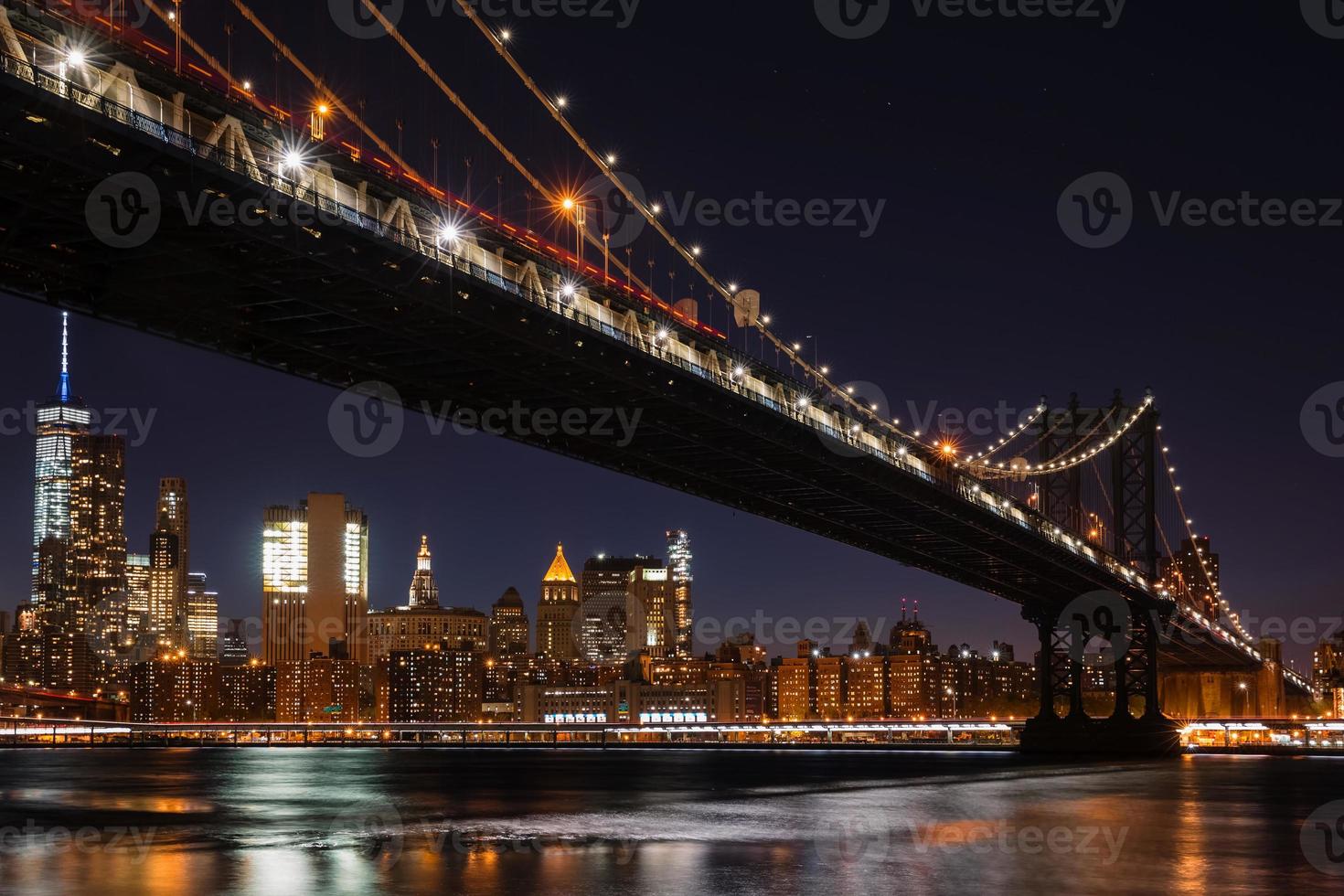 Pont de Manhattan dans la nuit photo