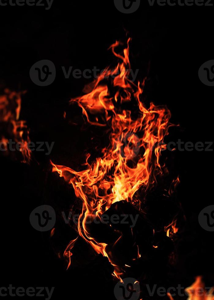 flammes de feu sur fond noir photo