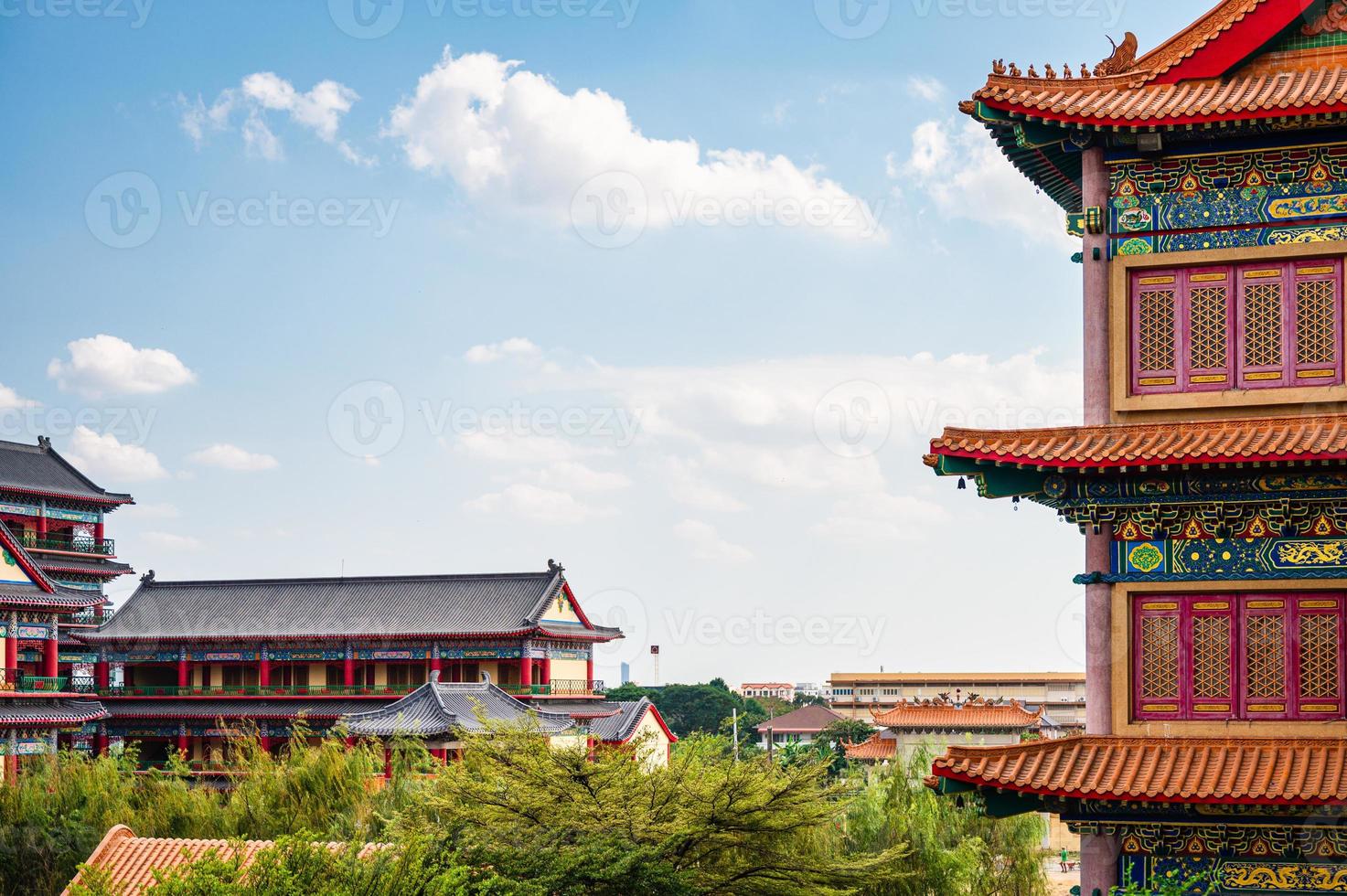 beau temple chinois du bouddhisme avec des bâtiments extérieurs en bois sculpté et ciel bleu photo