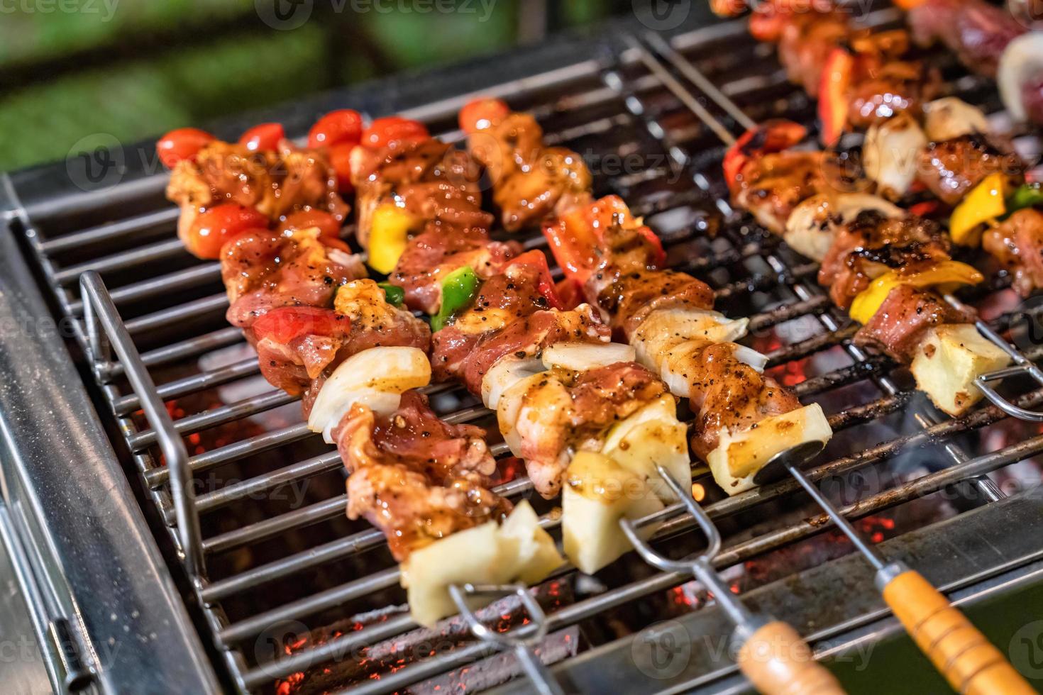 Brochettes De Barbecue Viande Brochettes Avec Des Légumes Sur Le Gril En  Flammes Banque D'Images et Photos Libres De Droits. Image 63981893