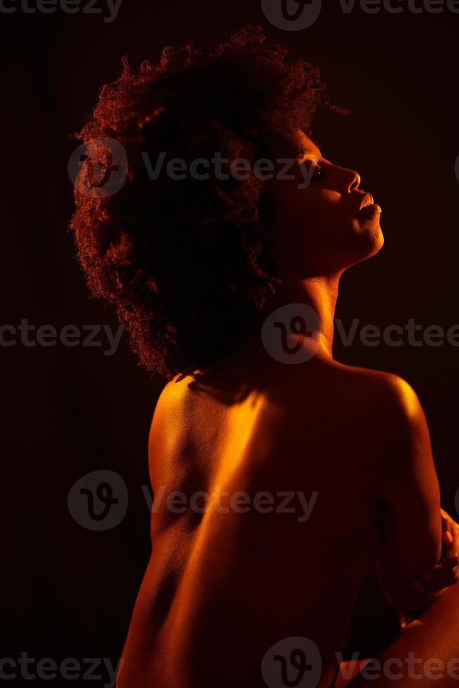 femme noire calme embrassant le torse nu photo