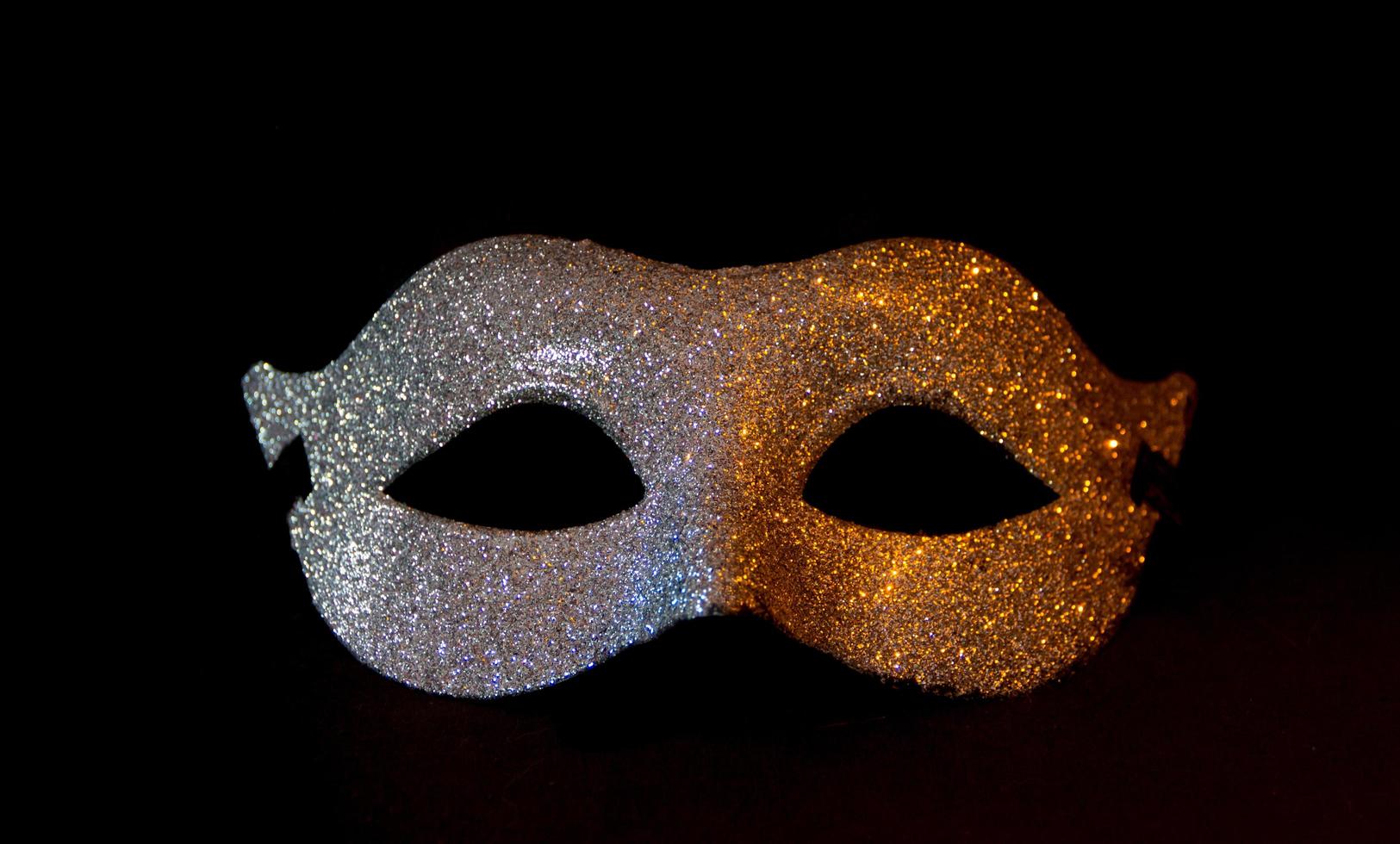 masque de symbole de carnaval en argent sur fond noir photo