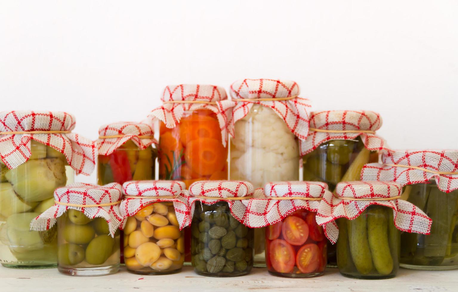 variété de bocaux avec pickles de légumes bio photo