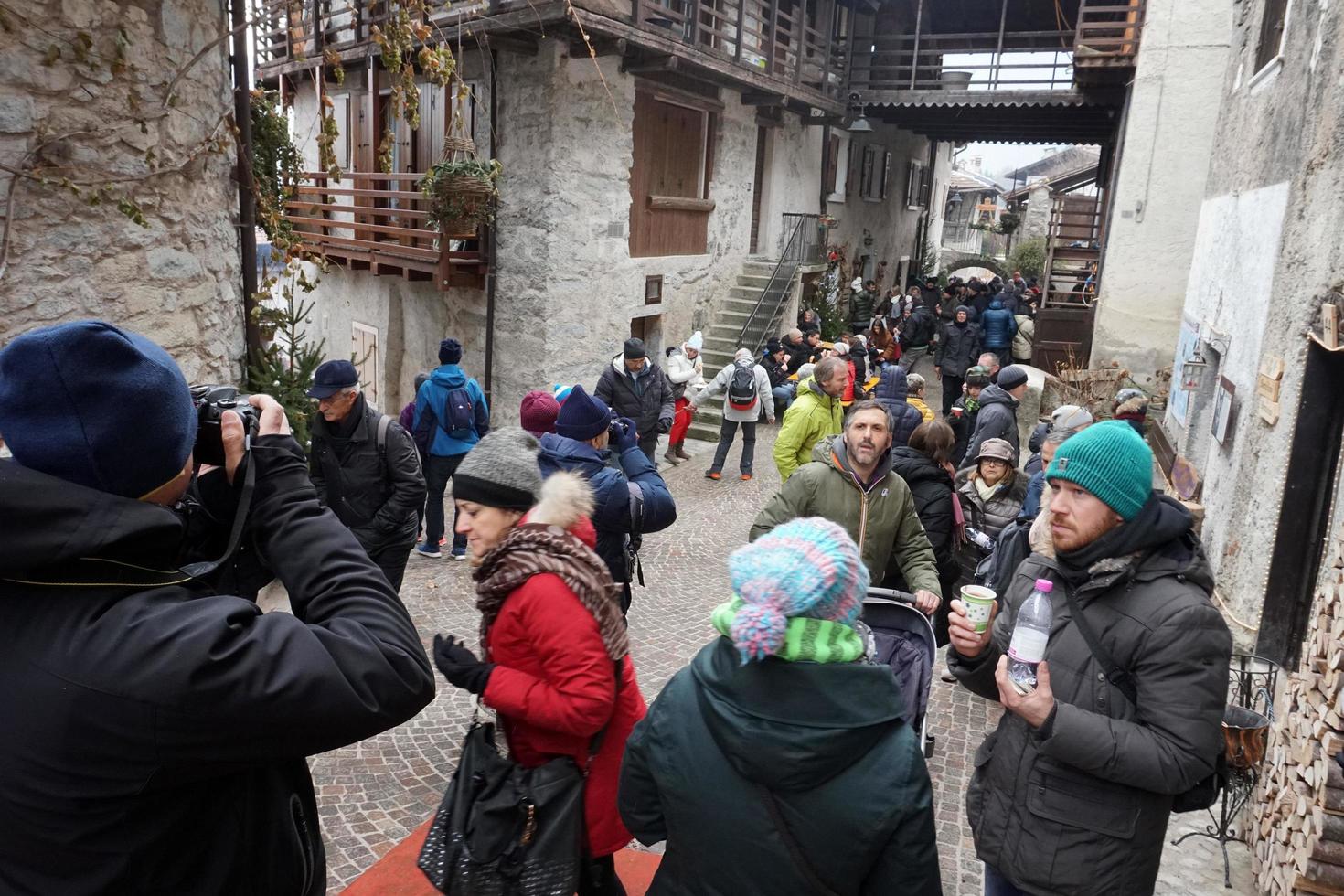 rango, italie - 8 décembre 2017 - personnes au marché de noël traditionnel photo