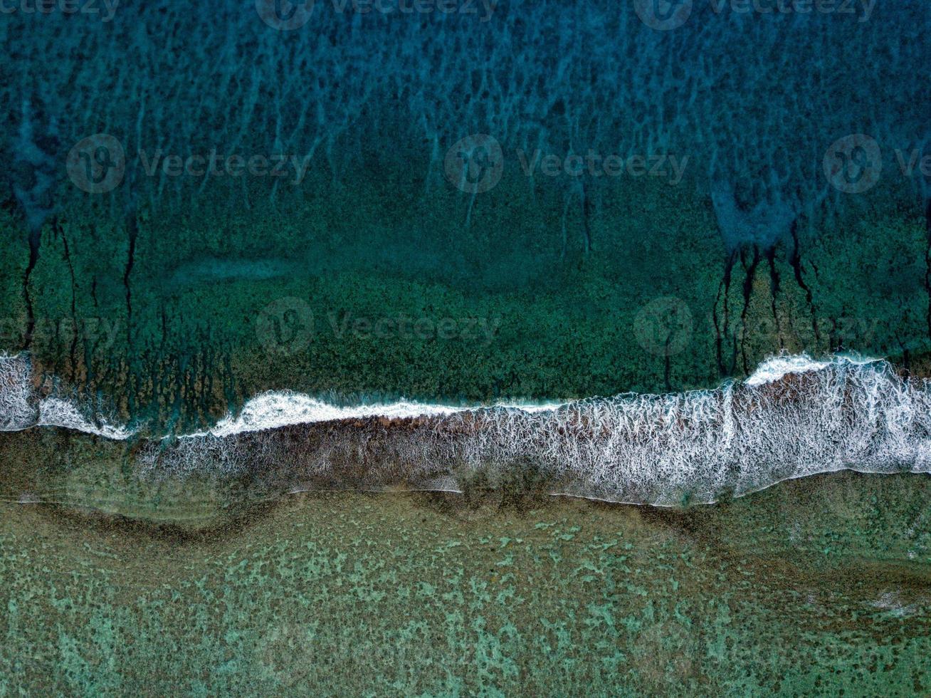 Vue aérienne des vagues sur le récif des îles Cook de Polynésie photo