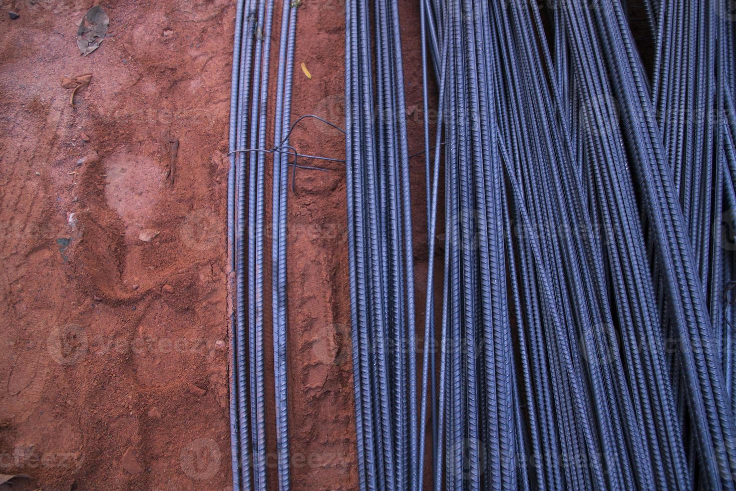 tas de fil d'acier sur le chantier de construction. fond de fil d'acier. photo