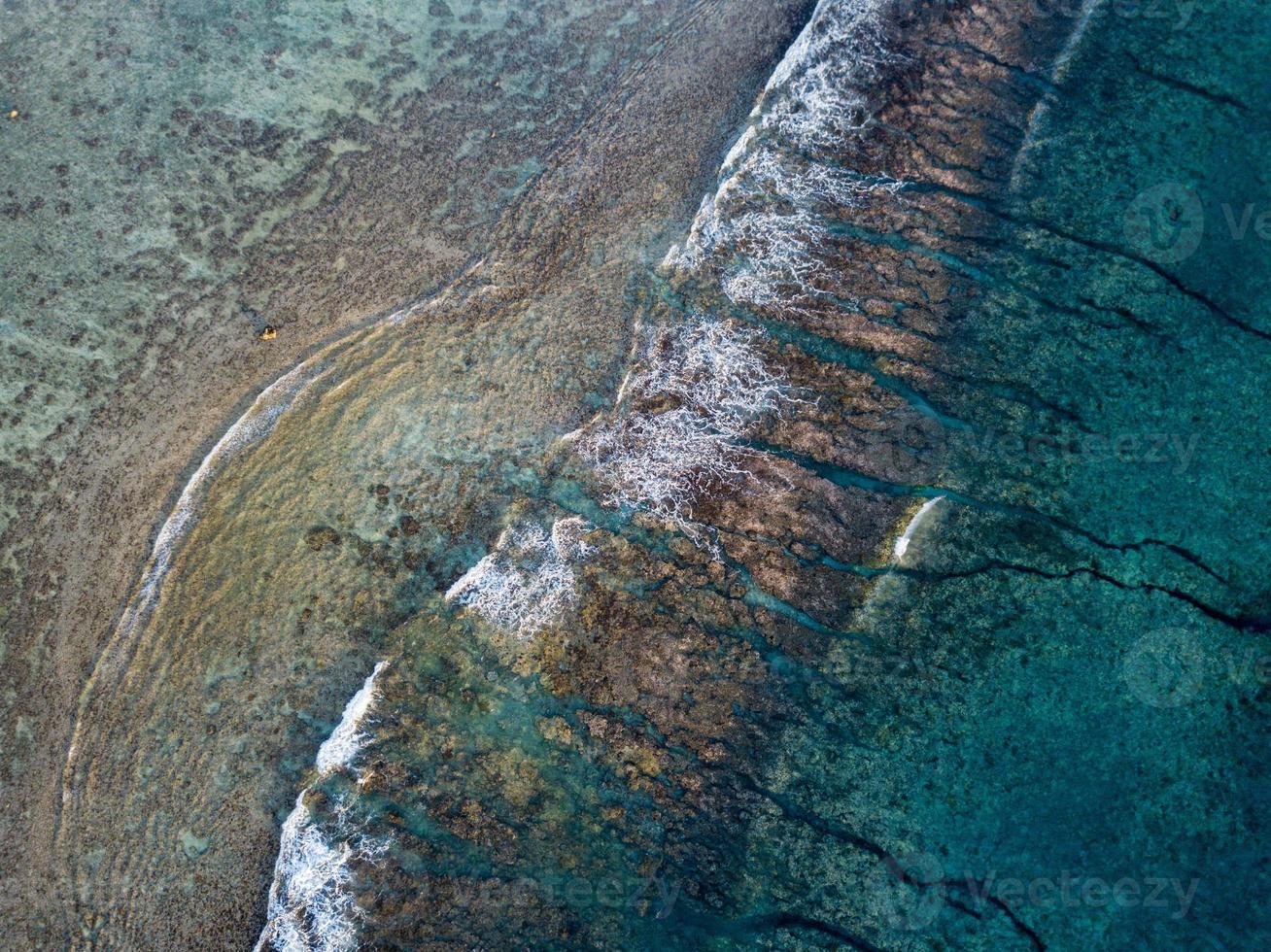 Vue aérienne des vagues sur le récif des îles Cook de Polynésie photo