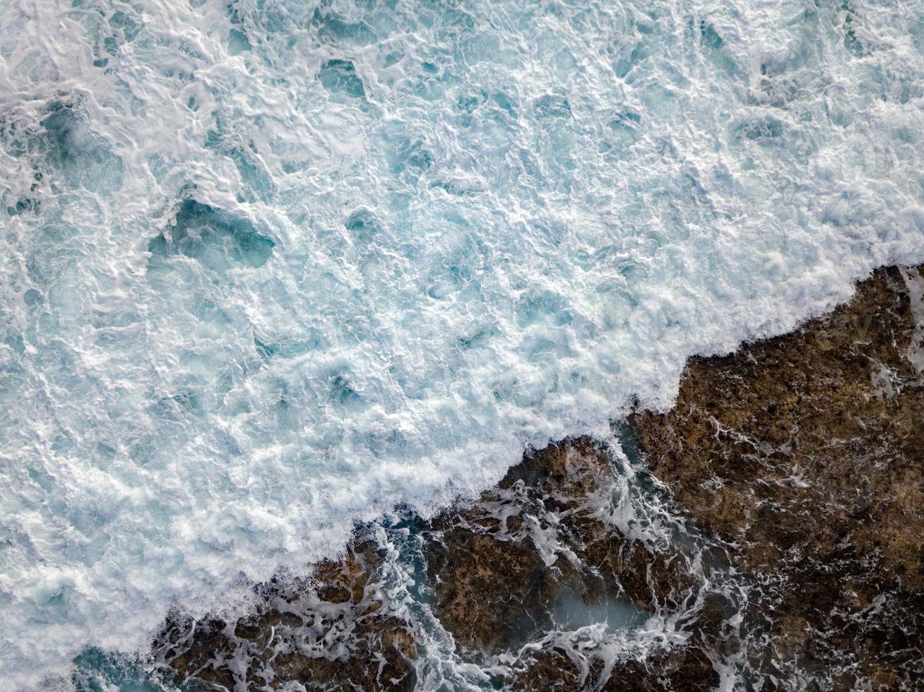 vagues de rarotonga sur le récif polynésie île cook paradis tropical vue aérienne photo