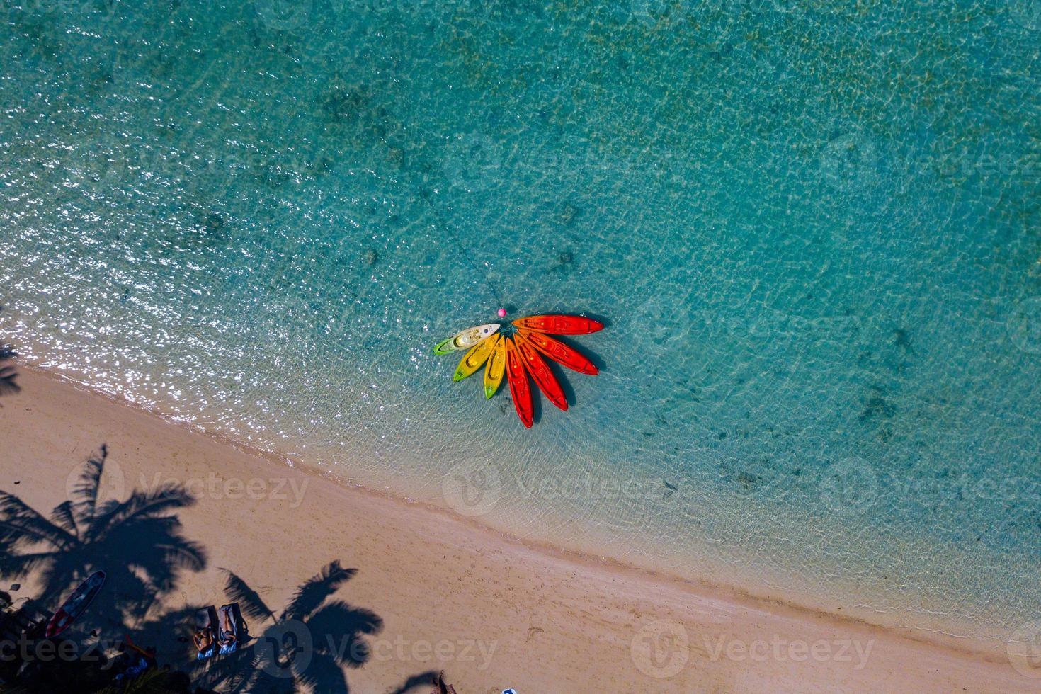 canoë et kayaks comme fleur en polynésie île de cook paradis tropical vue aérienne photo