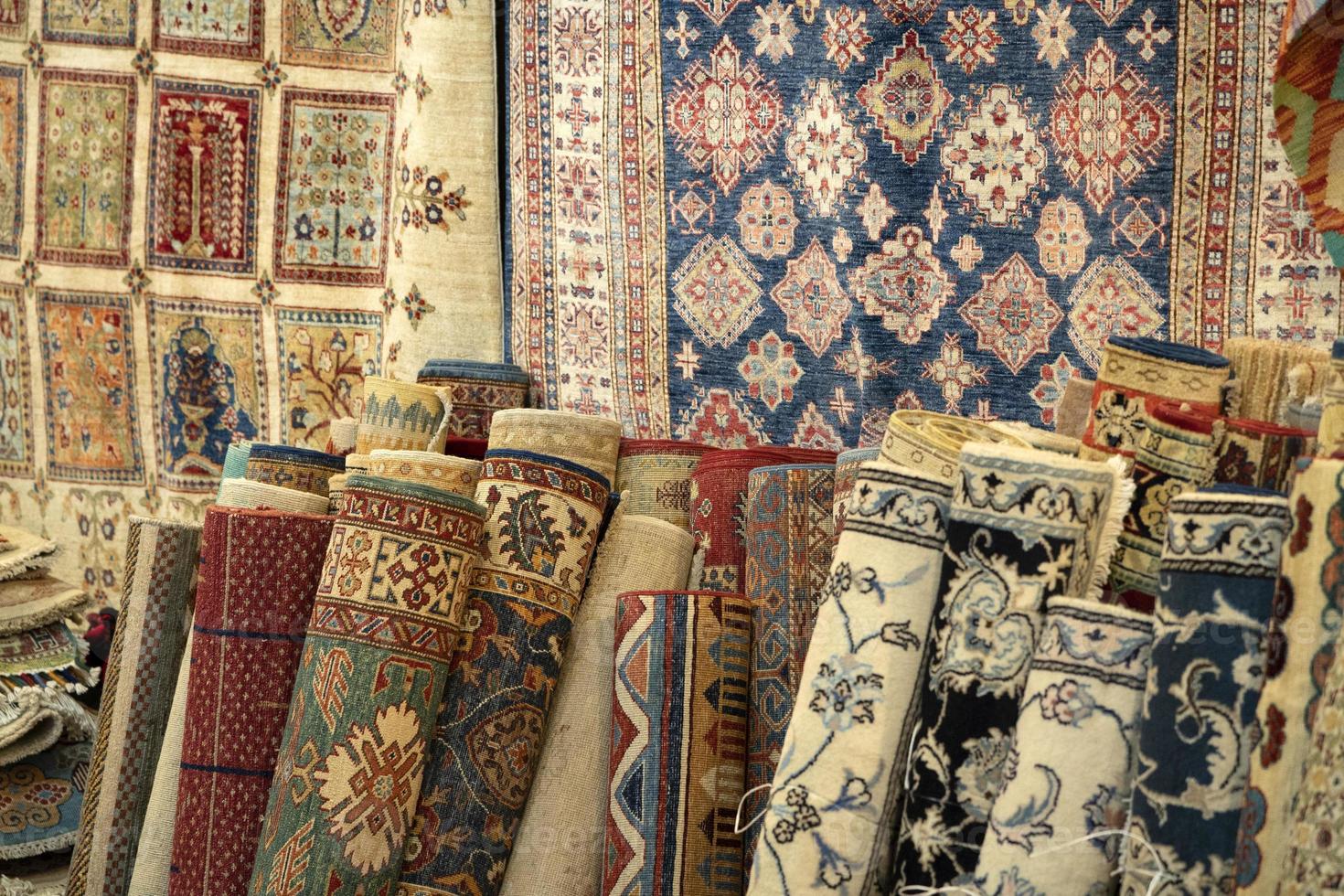 Tapis persan vieux antique vintage dans le marché de la boutique de bazar photo