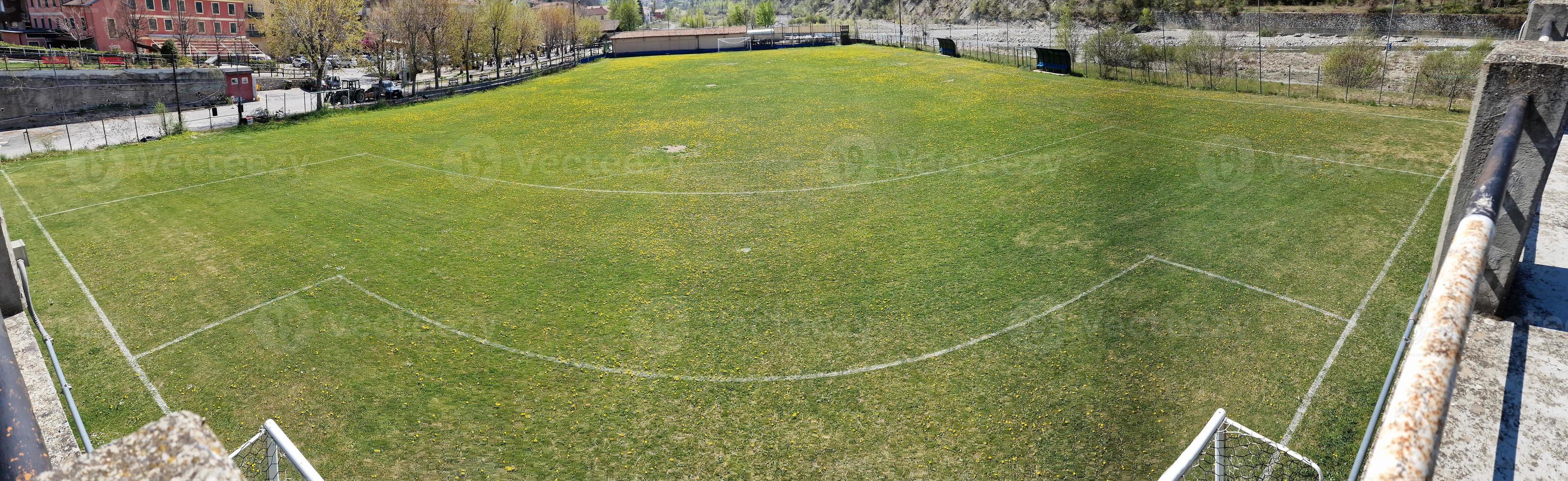 terrain de football de pays avec des fleurs photo