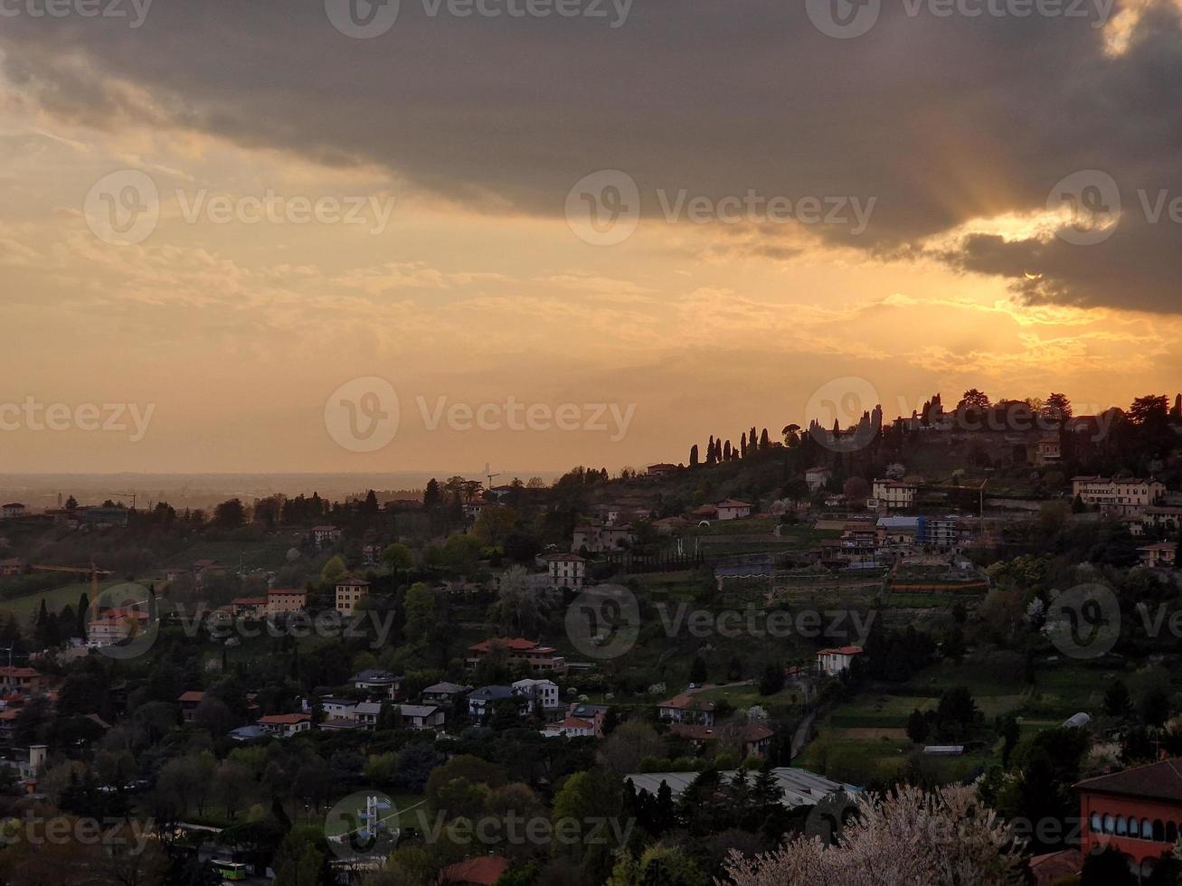 ville médiévale de bergame au coucher du soleil photo