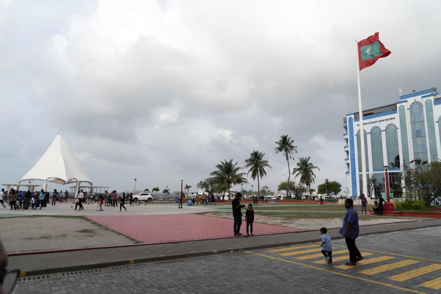 homme, maldives - 16 février 2019 - personnes et enfants sur la place principale de l'île avant l'heure de prière du soir photo