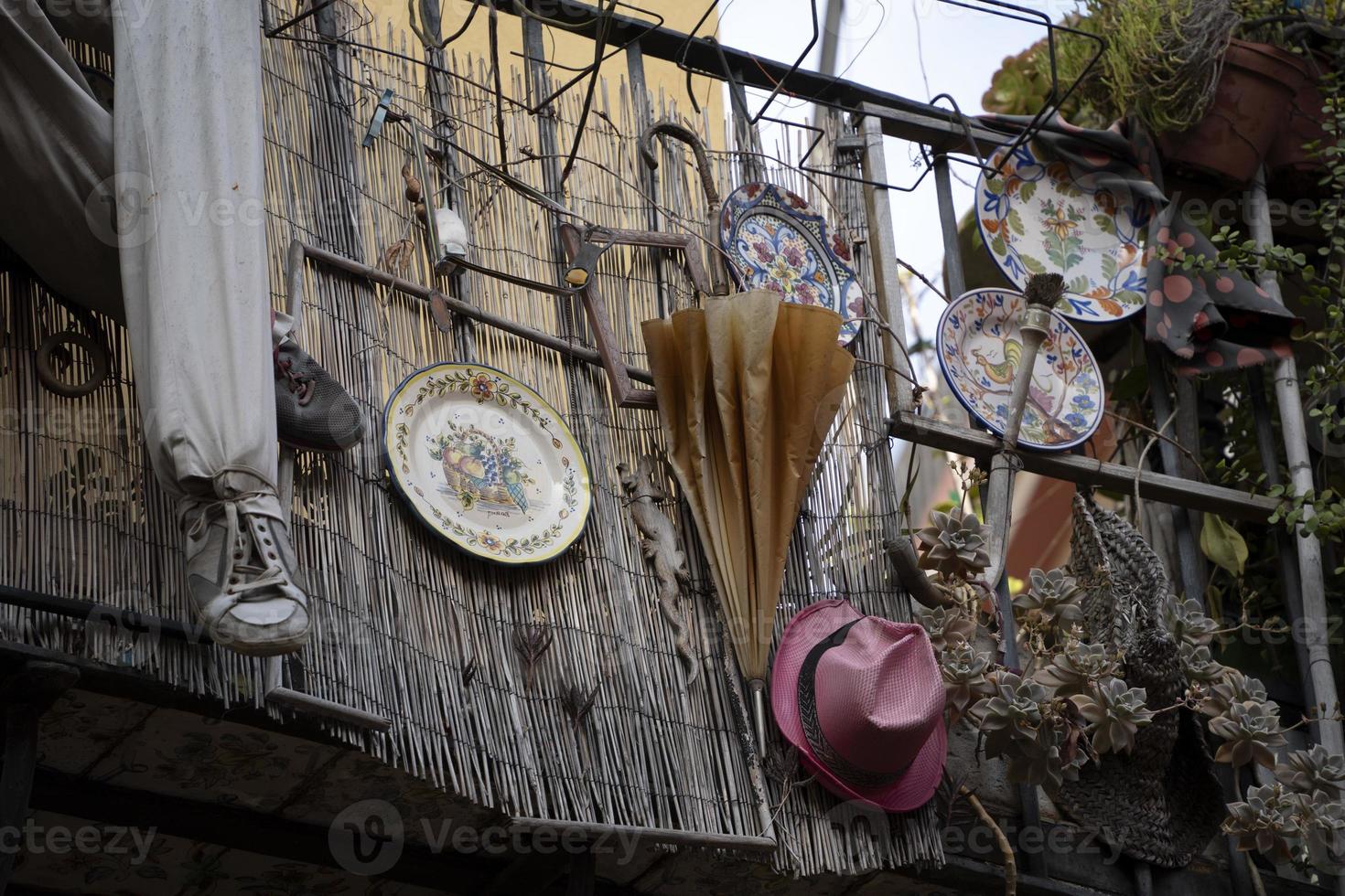 fenêtres et balcon du bâtiment de valence avec des objets amusants photo