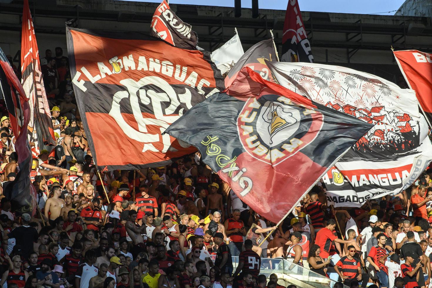 rio, brésil - 21 janvier 2022, drapeaux de fans en match entre flamengo contre nova iguacu par 03e tour du championnat carioca, au stade maracana photo