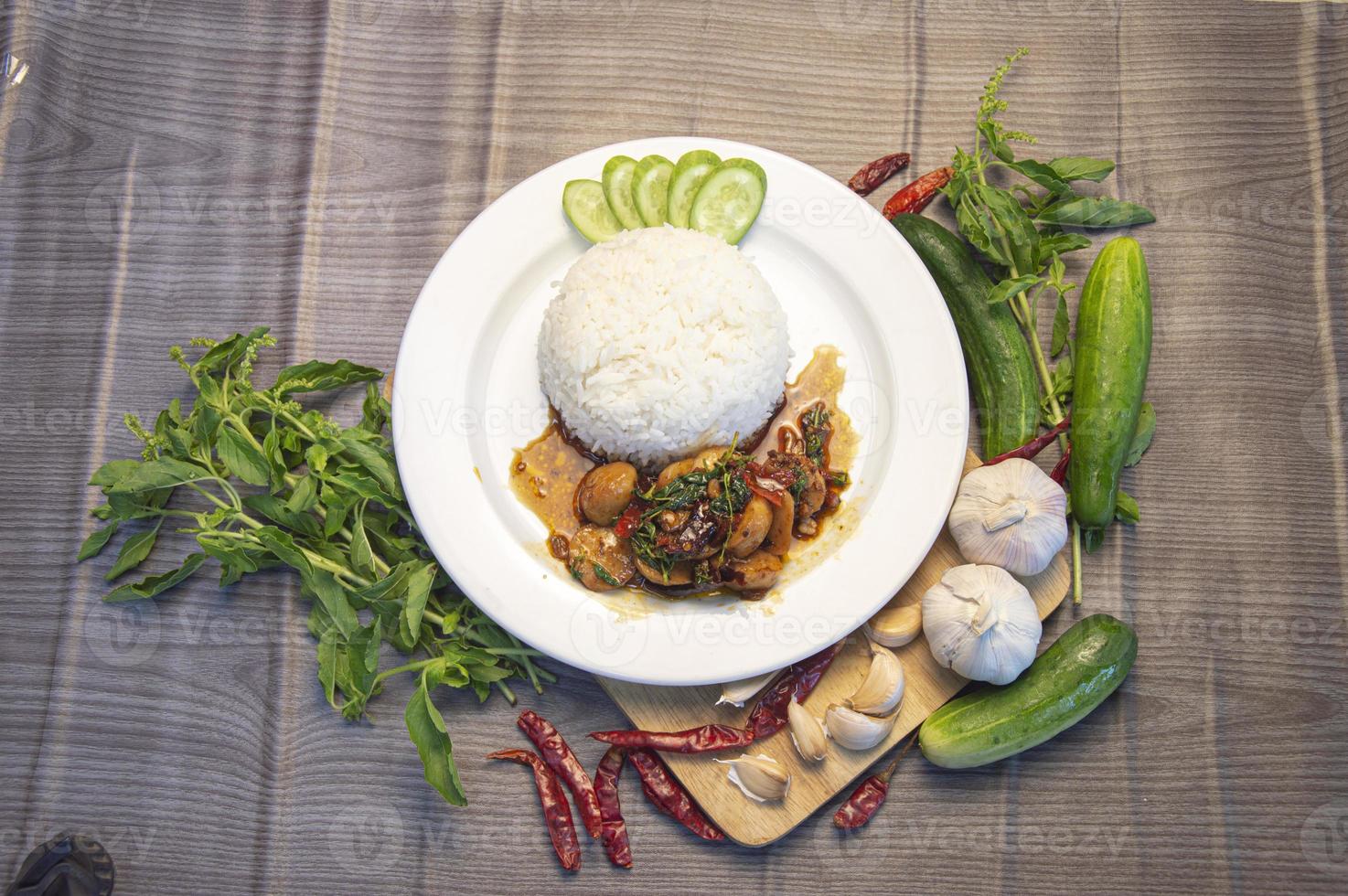 basilic sauté, boulettes de poisson, cuisine thaïlandaise, cuisine de rue thaïlandaise, cuisine thaïlandaise originale photo