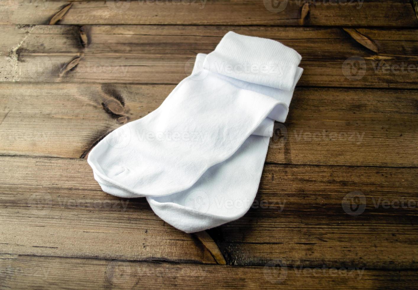 des chaussettes blanches sont sur la table. photo