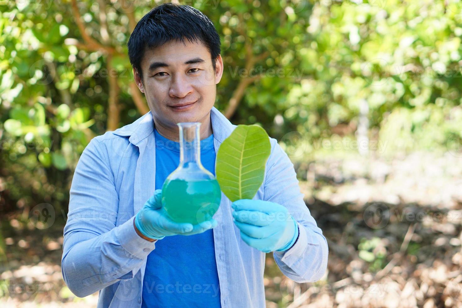 professeur d'homme asiatique faire une leçon d'expérience scientifique en plein air. extrait de couleur nature. concept, enseignement et apprentissage en plein air. matière scientifique, travail de projet. expérimentation, éducation, approche d'apprentissage par la pratique. photo