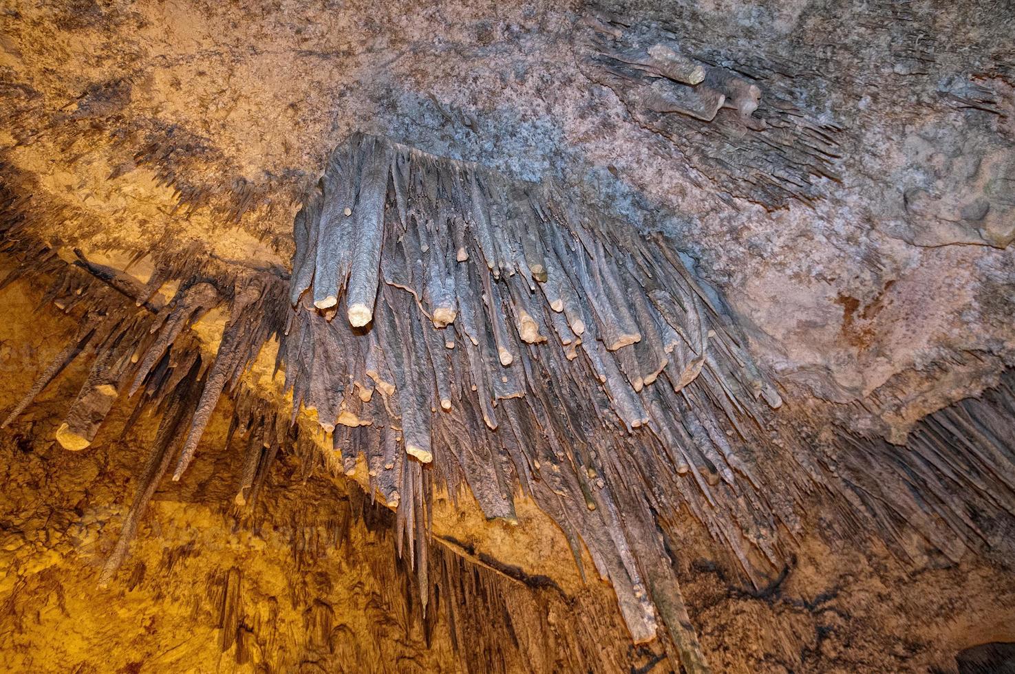 gros plan de stalactites de grotte photo