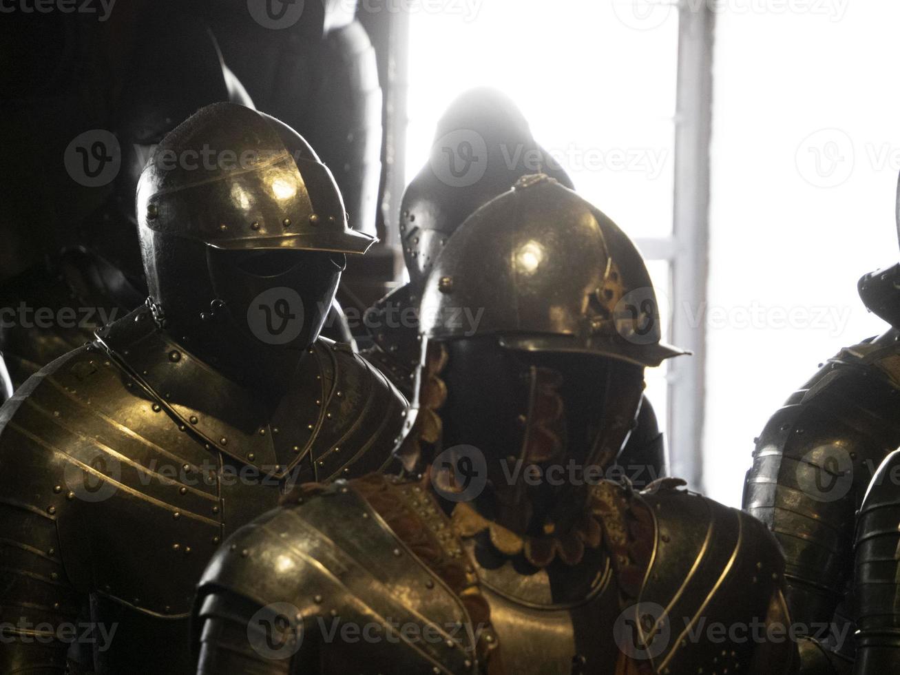 de nombreuses armures médiévales en métal de fer photo