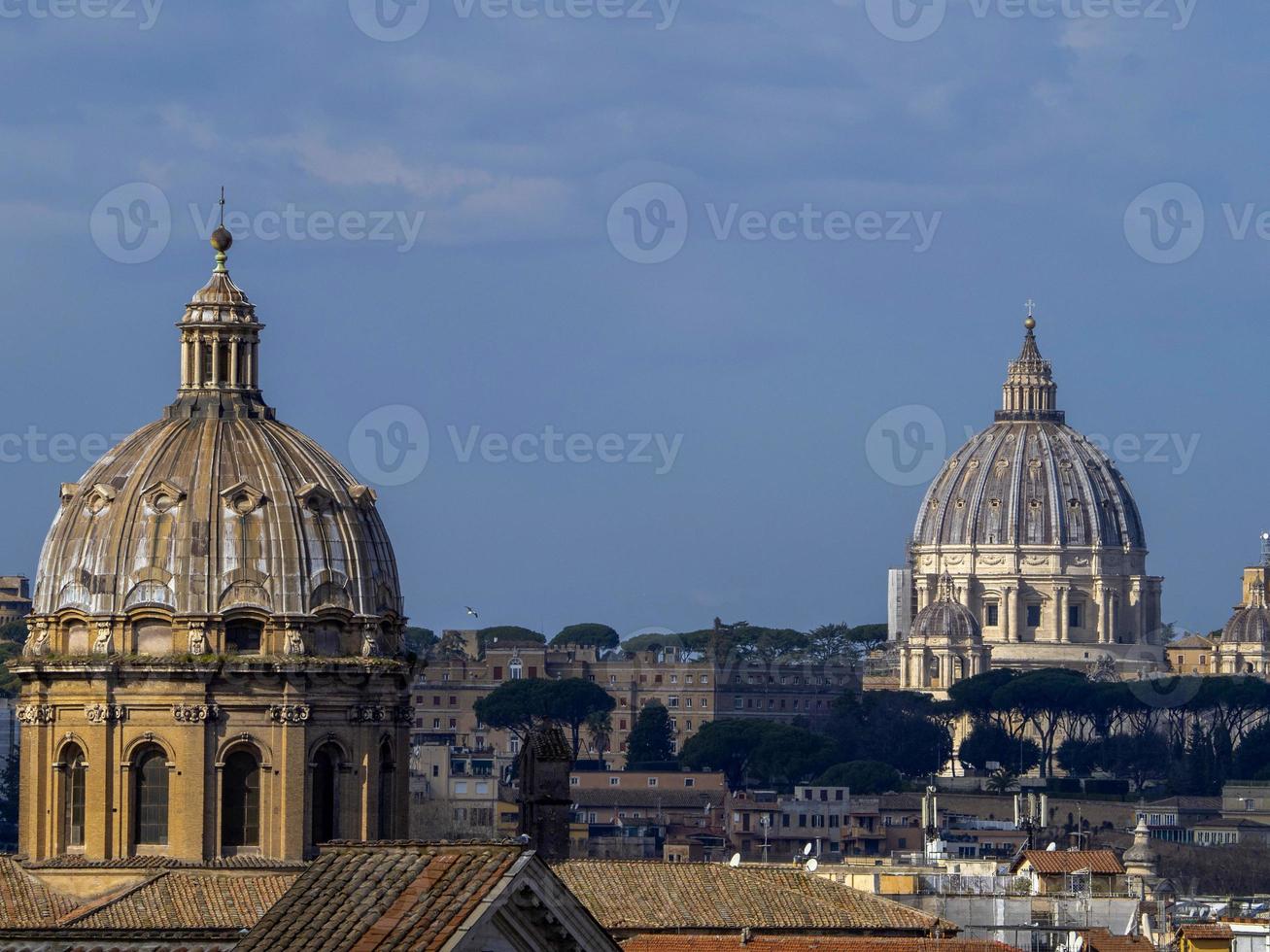 vue sur les nombreux dômes de rome depuis la terrasse du musée du vatican panorama aérien photo