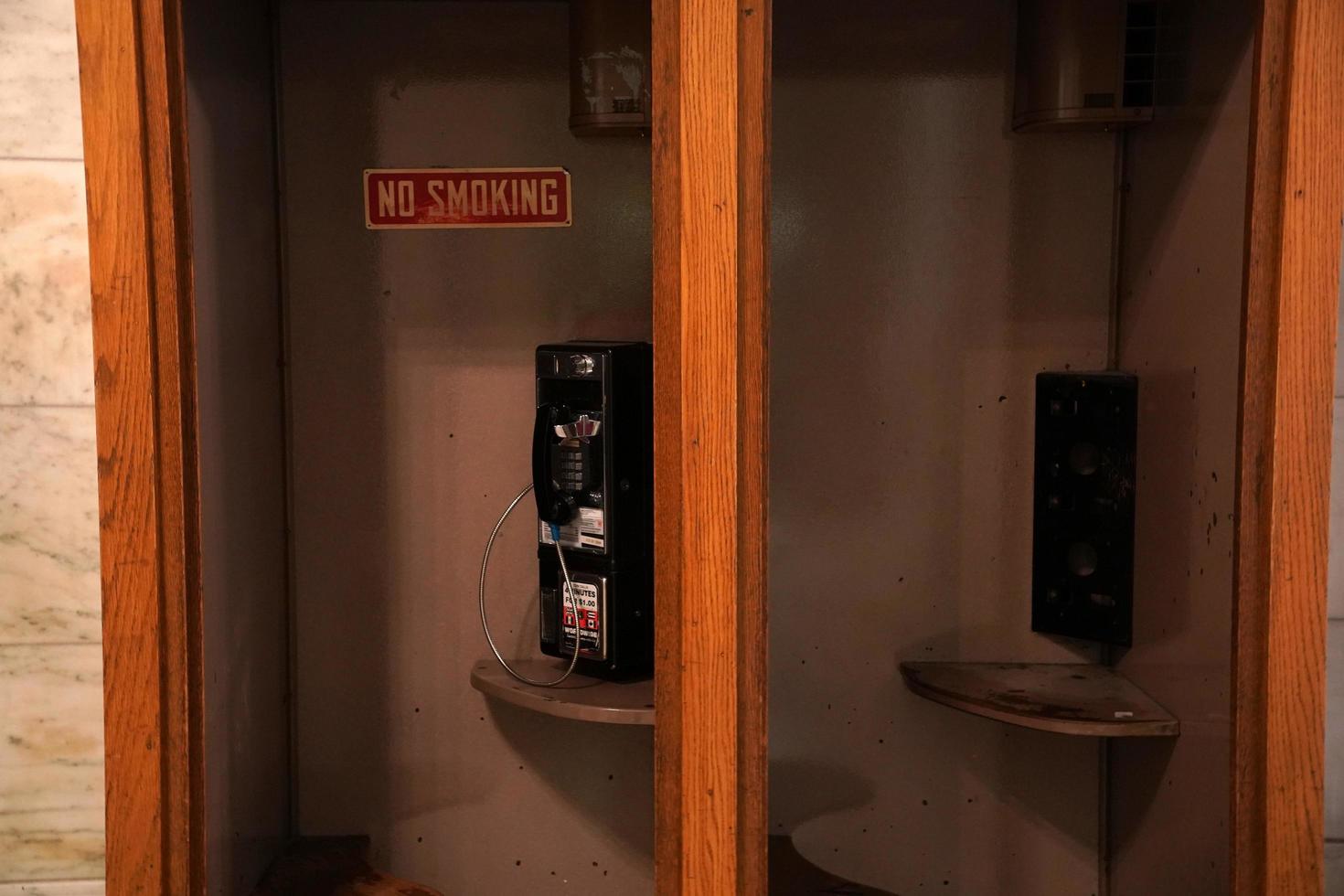ancienne cabine téléphonique à l'intérieur de la bibliothèque publique de new york photo