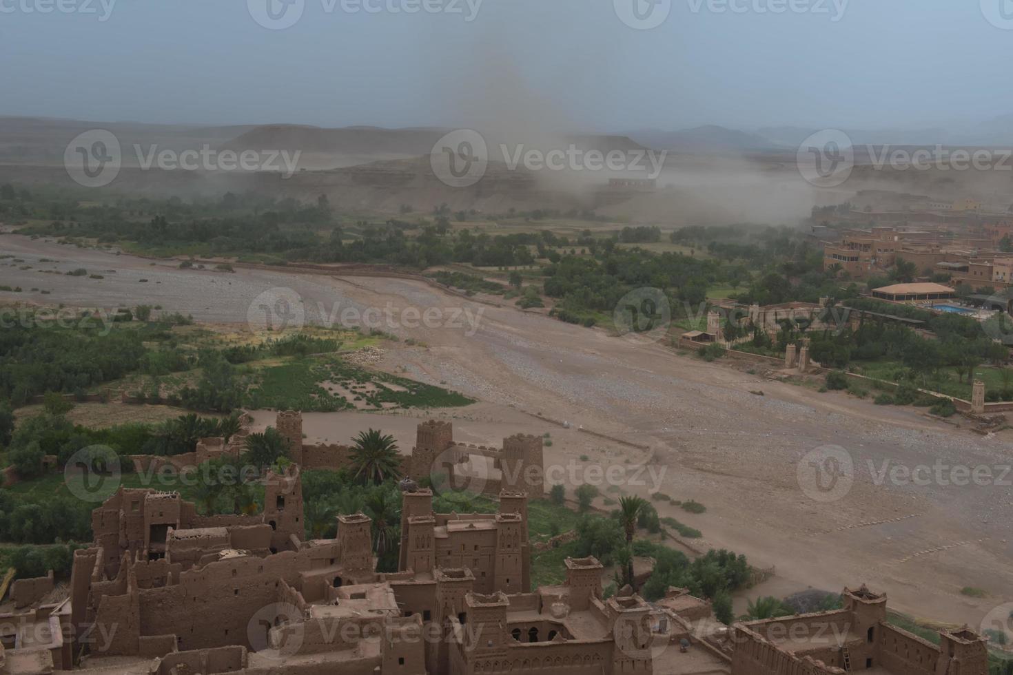 une tempête de sable arrive à ait benhaddou maroc lieu du film de gladiateurs photo