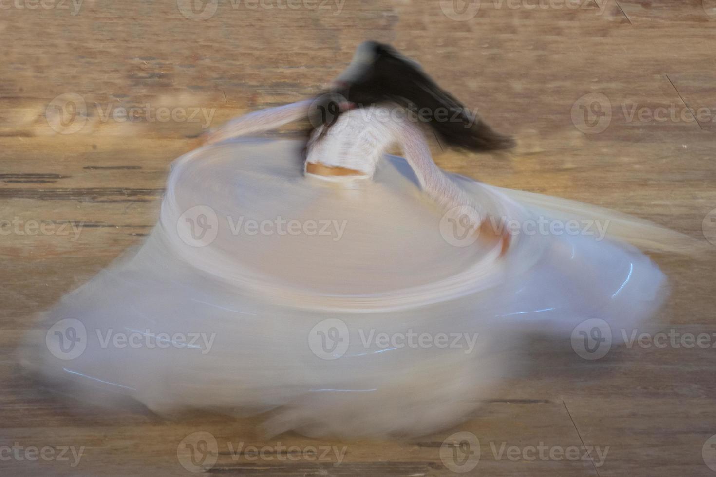 une danseuse vêtue de blanc tournant photo