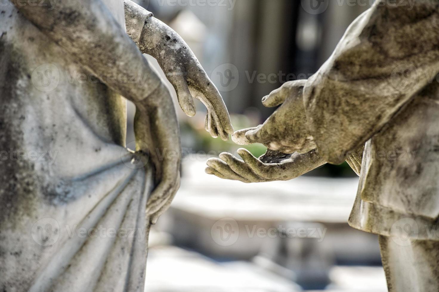 jeunes amants en souriant statue en marbre photo