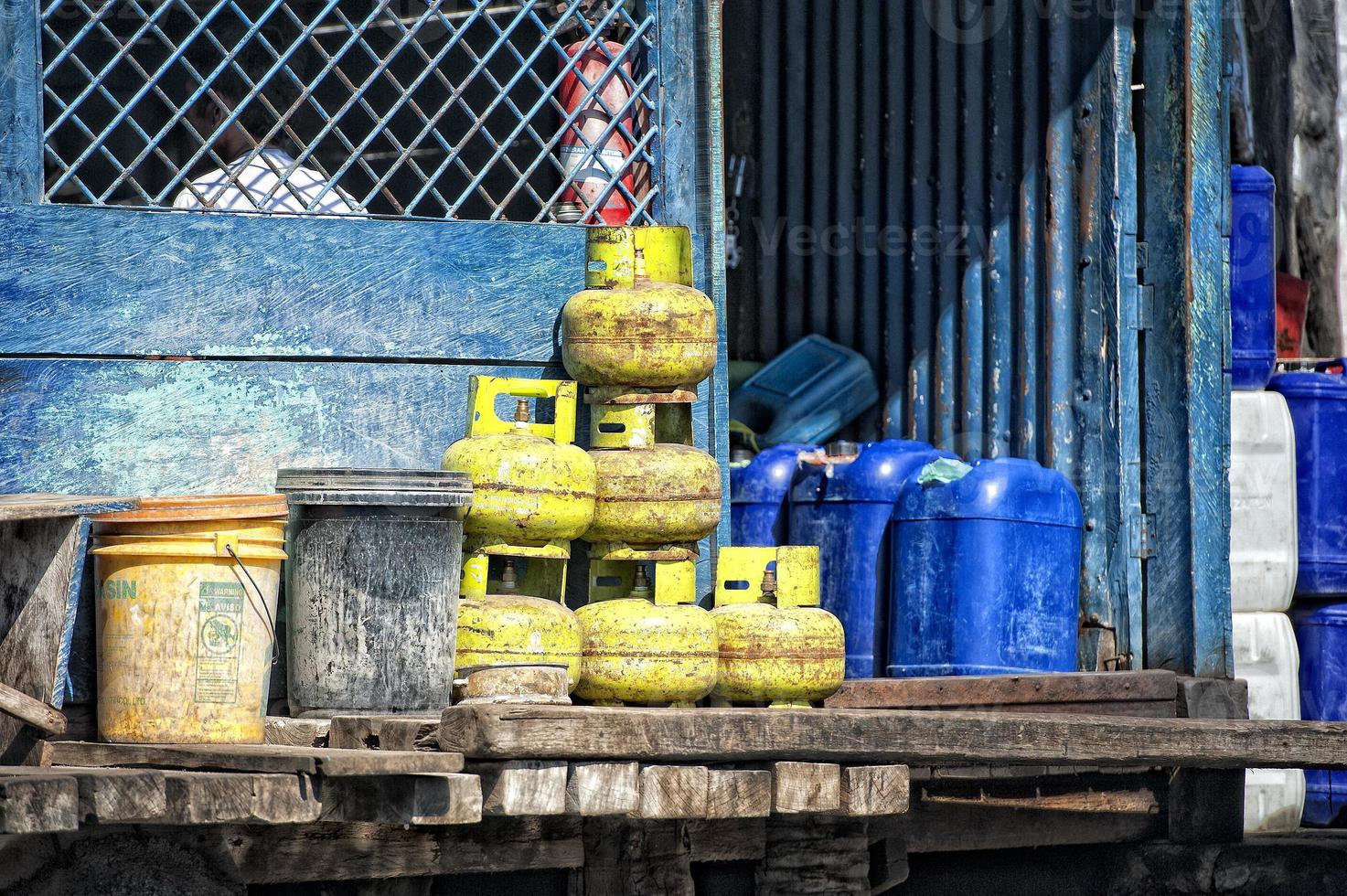 réservoirs de gaz jaunes en indonésie photo